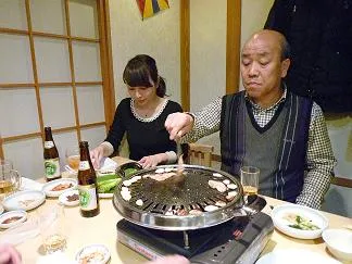 お肉を焼く社長.JPG